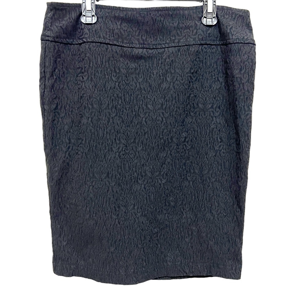 SOHO Apparel Ltd Women’s Black Brocade Print Skirt, Size Medium.